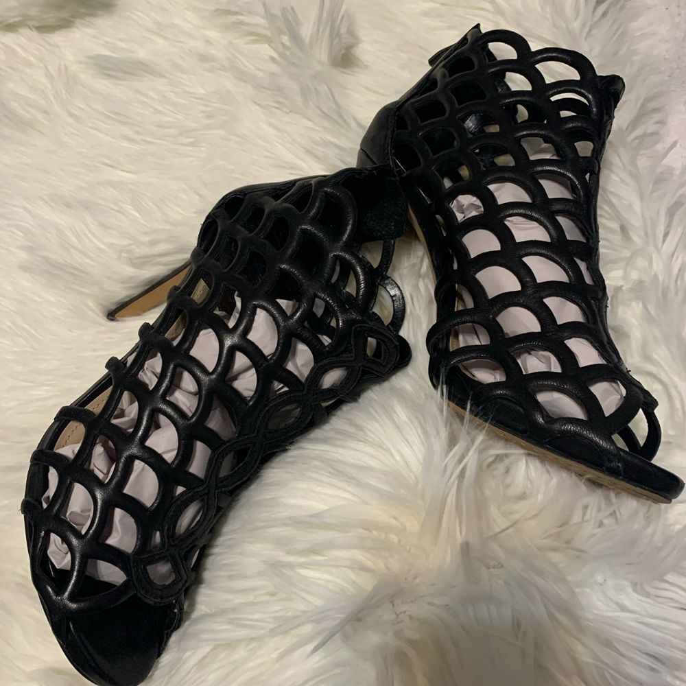 Vince Camuto Fontanela Cut-out Leather Bootie SZ 10US/40EU Black (Pre-Loved) EUC - Picture 6 of 11